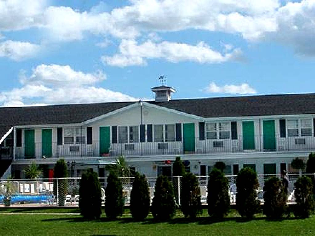 Colonial motel