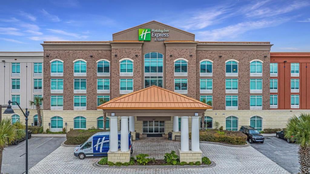 Holiday Inn Express and Suites North Charleston, an IHG Hotel