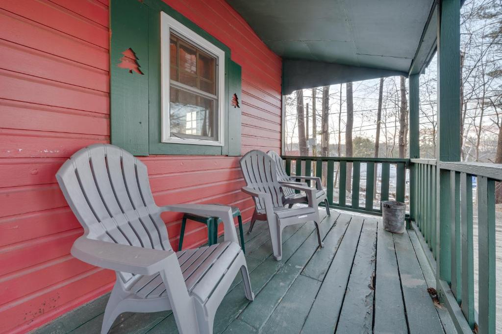 Cozy Laconia Studio with Pool Access - 2 Mi to Lake!