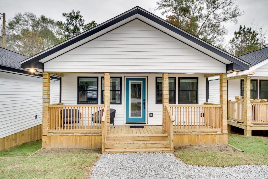 Picayune Home with Porch - Near Bogue Chitto Refuge!